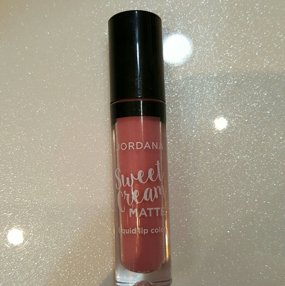 Matte liquid lip color - Picture 1 of 3